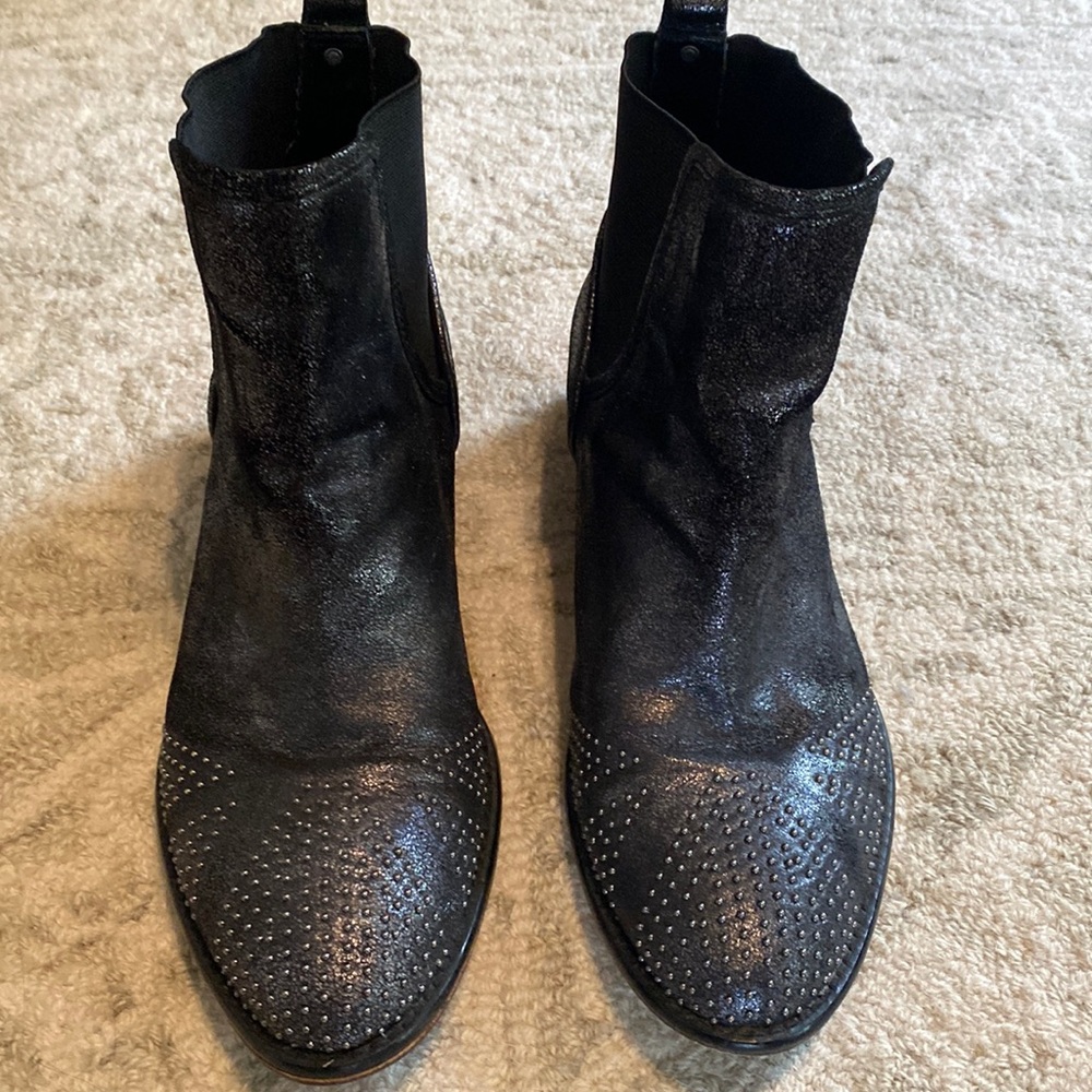 Cool Donald Pliner booties